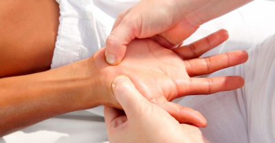Conheça o poder da reflexologia das mãos.