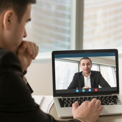 Home Office: aprenda a fazer chamadas de vídeo sem comprometer a sua imagem.