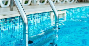 Piscina do condomínio: a diversão não pode virar bagunça