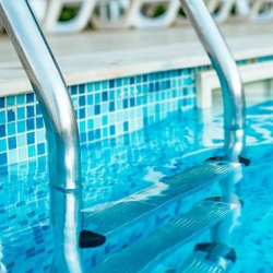 Piscina do condomínio: a diversão não pode virar bagunça